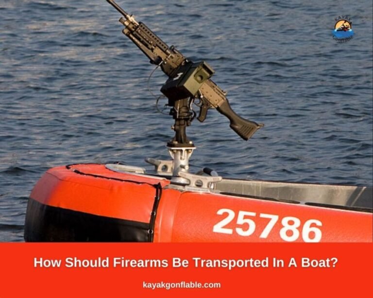 ¿Cómo se deben transportar las armas de fuego en un barco?