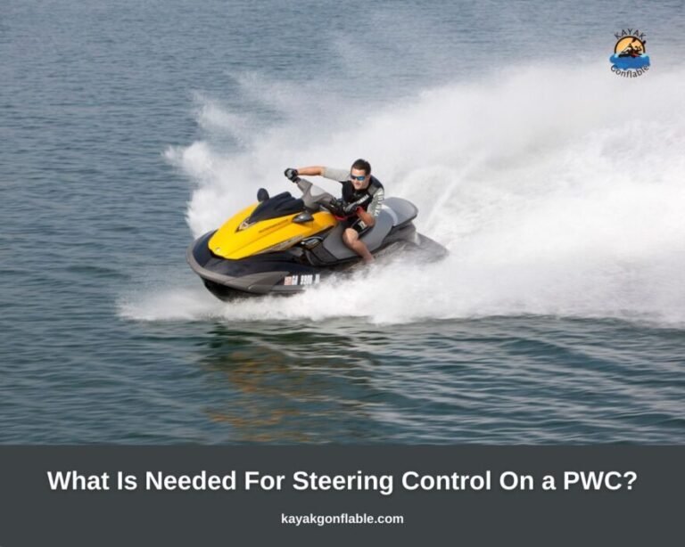 ¿Qué se necesita para el control de dirección en una moto acuática?