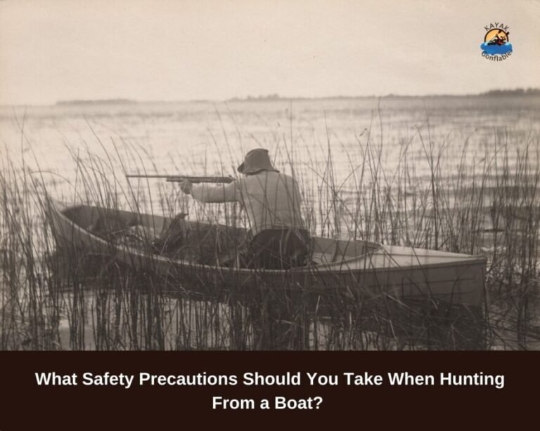 ¿Qué precauciones de seguridad se deben tomar al cazar desde un barco?