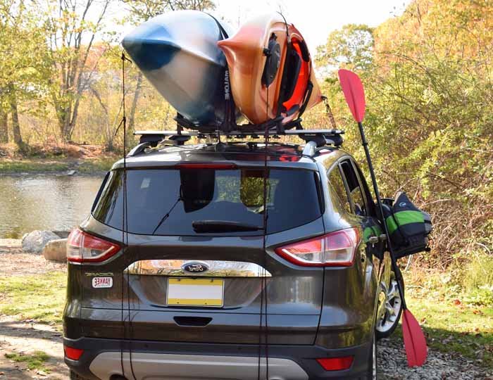 Cómo transportar 2 kayaks sin baca