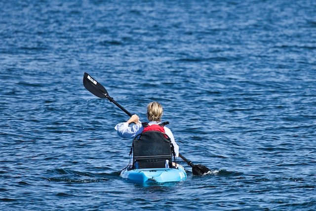 Femme faisant du kayak