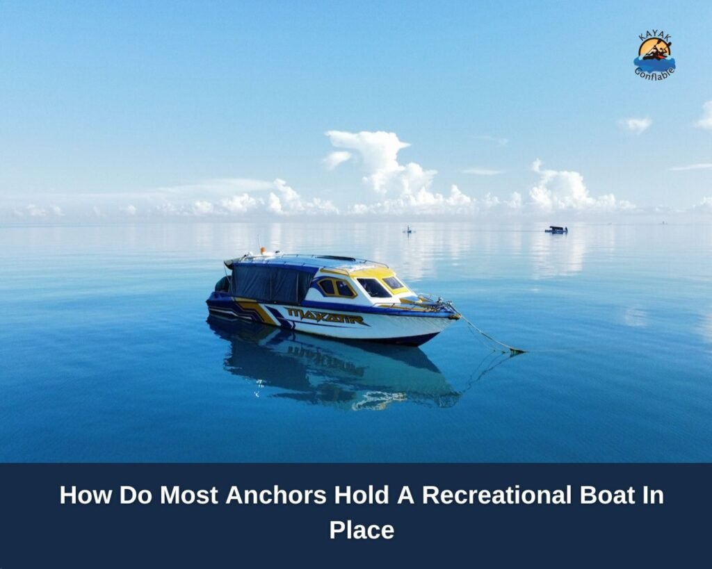 ¿Cómo la mayoría de las anclas mantienen un bote recreativo en su lugar?