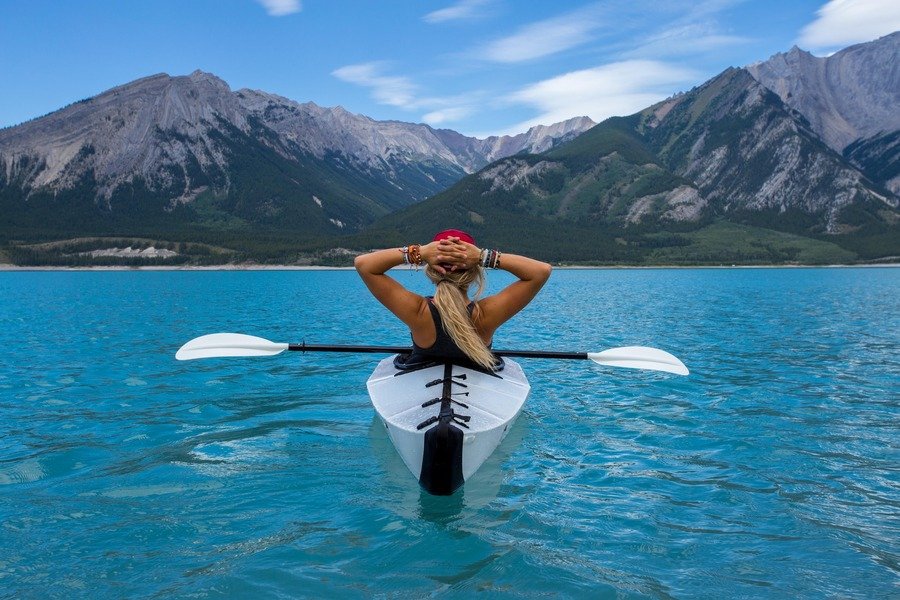 Femme se détendant dans son kayak